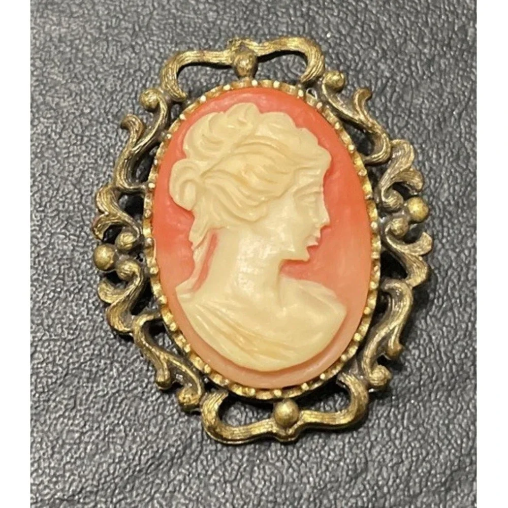 Vintage 1970's RARE Gold Tone‎ Filigree Cameo Brooch